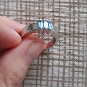 Size 7-8 14k white gold blue topaz ring